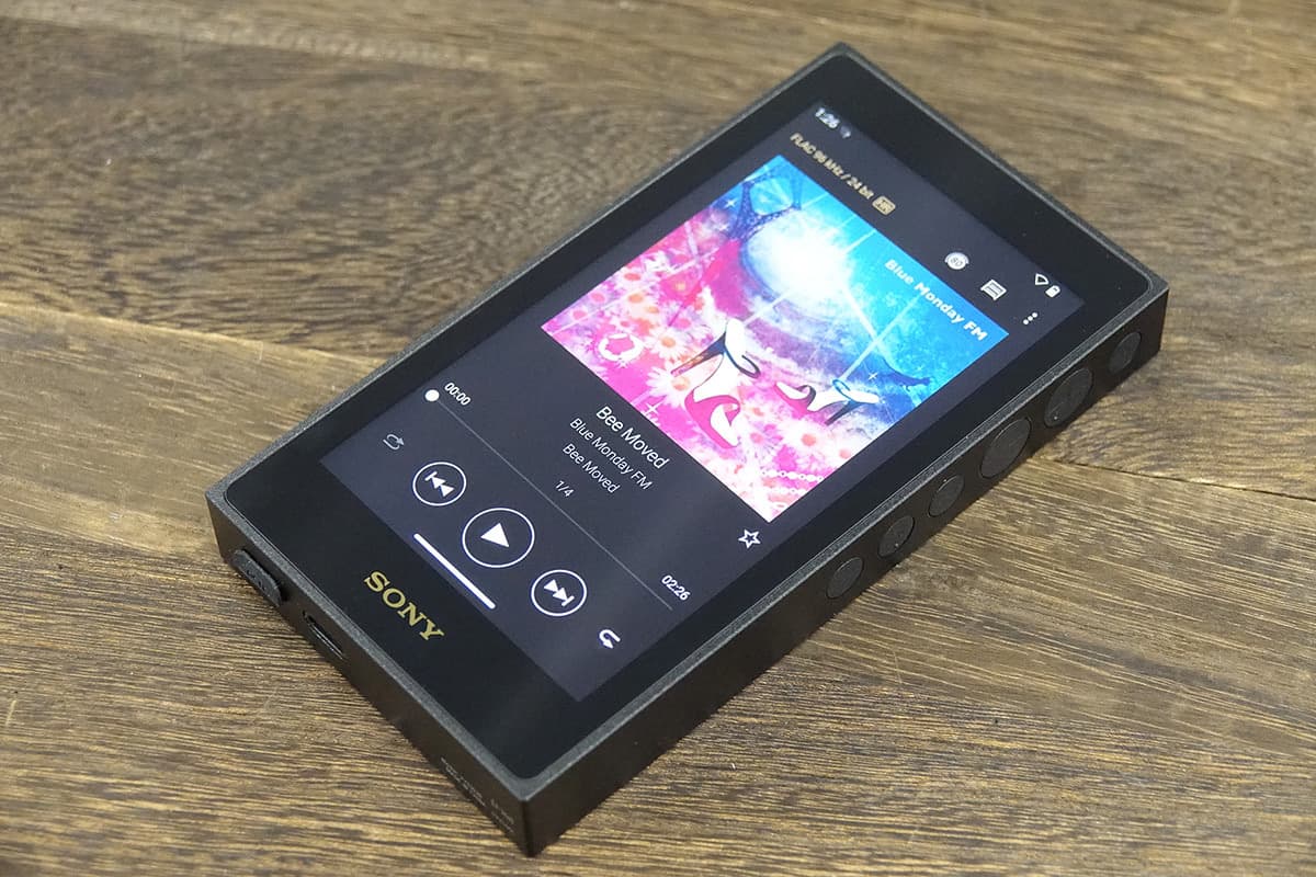 음악 재생 화면을 표시한 소니 워크맨 ZX900