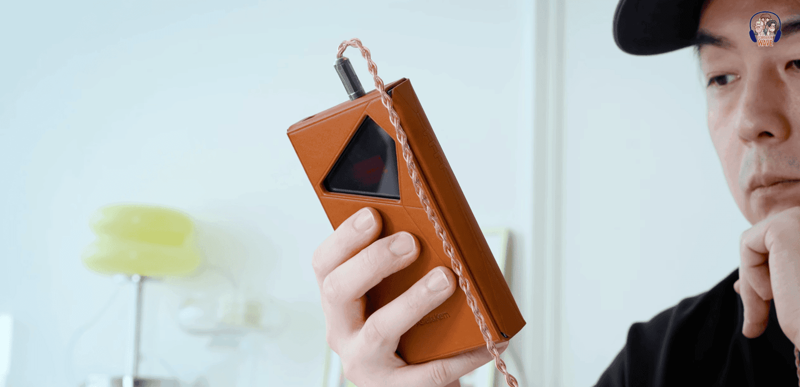손에 든 SP4000T의 후면 진공관 창