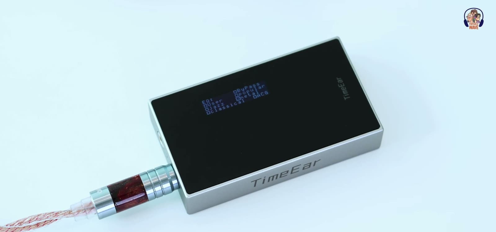 이어폰을 연결한 BTE-9의 화면과 케이블